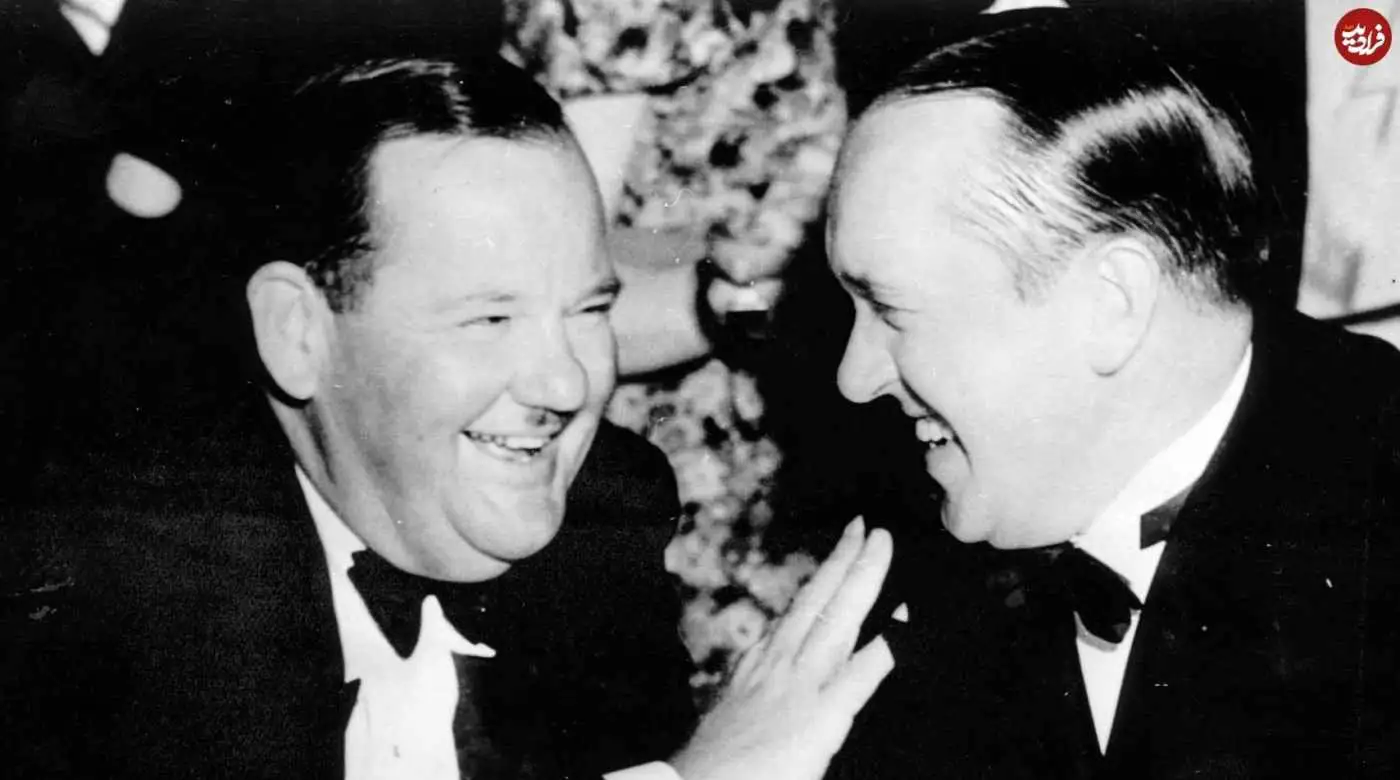 عکس؛ سفر در زمان؛ «لورل و هاردی در حال گفتگو در یک کافه»؛ سال 1309