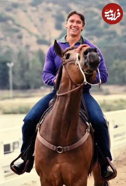 عکس؛ سفر در زمان؛ «آرنولد در حال سوارکاری حرفه ای در 35 سالگی»؛ سال 1361