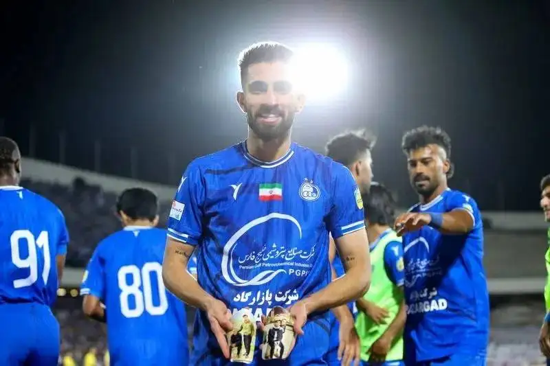 مرد آرامی که از لای کتاب ها، ناجی عاطفه ی استقلال شد