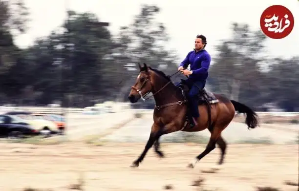 عکس؛ سفر در زمان؛ «آرنولد در حال سوارکاری حرفه ای در 35 سالگی»؛ سال 1361