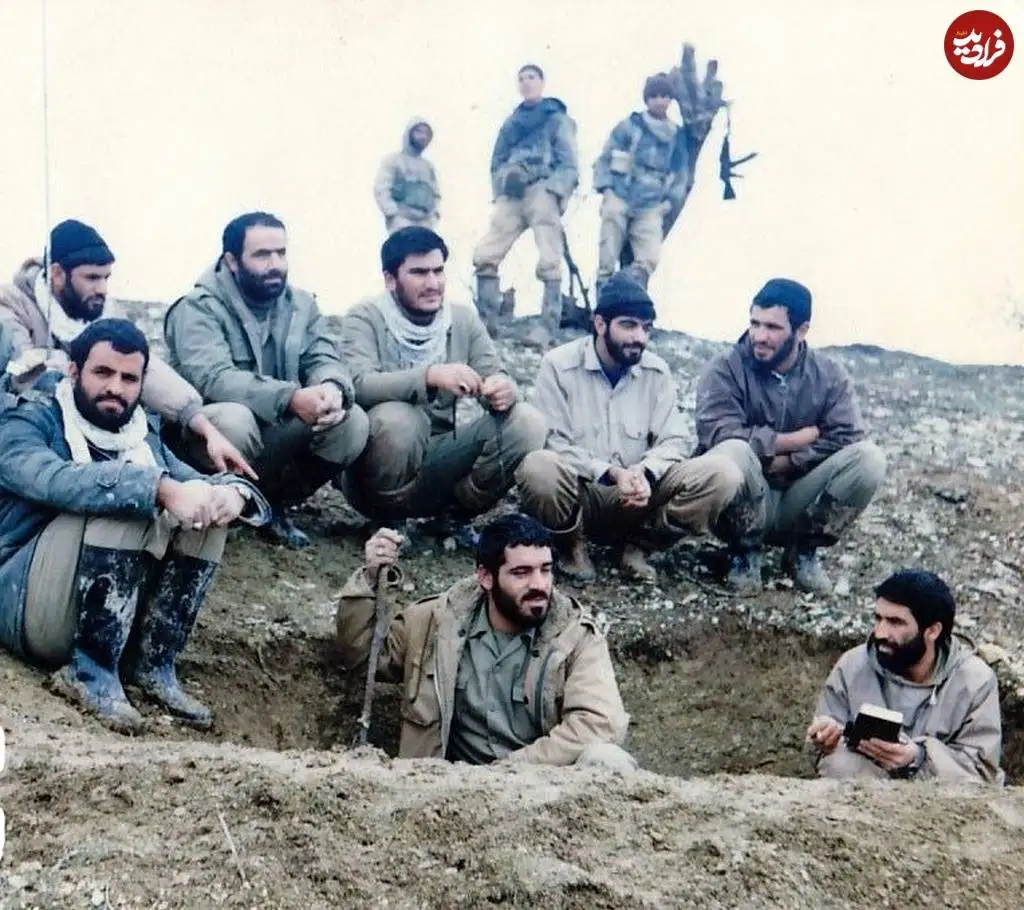 عکس؛ سفر در زمان؛ «سردار رادان در کنار 7 رزم دیگرش در جبهه»؛ دهه 60