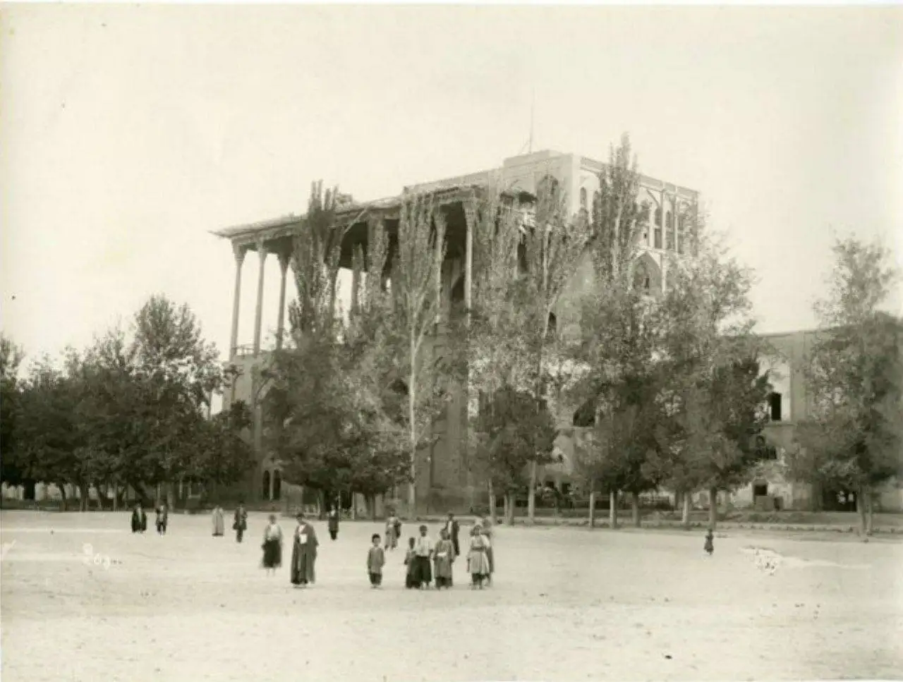 عکس؛ سفر در زمان؛ عالی قاپو در قاب قاجار؛ نگاهی به اصفهان ١٢٠ سال پیش