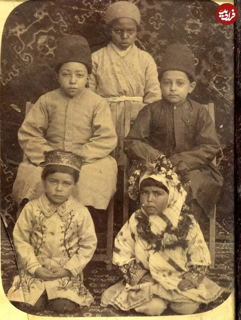 عکس؛ سفر به تاریخ؛ کودکان اشراف زادۀ عهد قاجار در کنار «غلام بچۀ سیاهپوست شان»