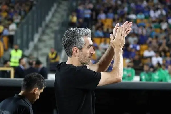 مرد آرامی که از لای کتاب ها، ناجی عاطفه ی استقلال شد