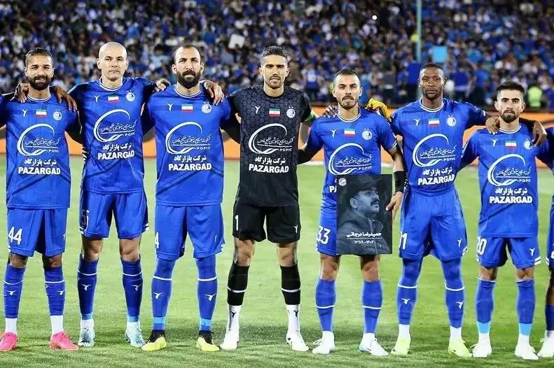 مرد آرامی که از لای کتاب ها، ناجی عاطفه ی استقلال شد