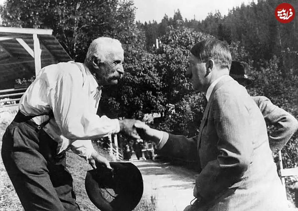 عکس؛ سفر در زمان؛ «هیتلر در حال دست دادن با یک کشاورز آلمانی مسن»؛ سال 1315