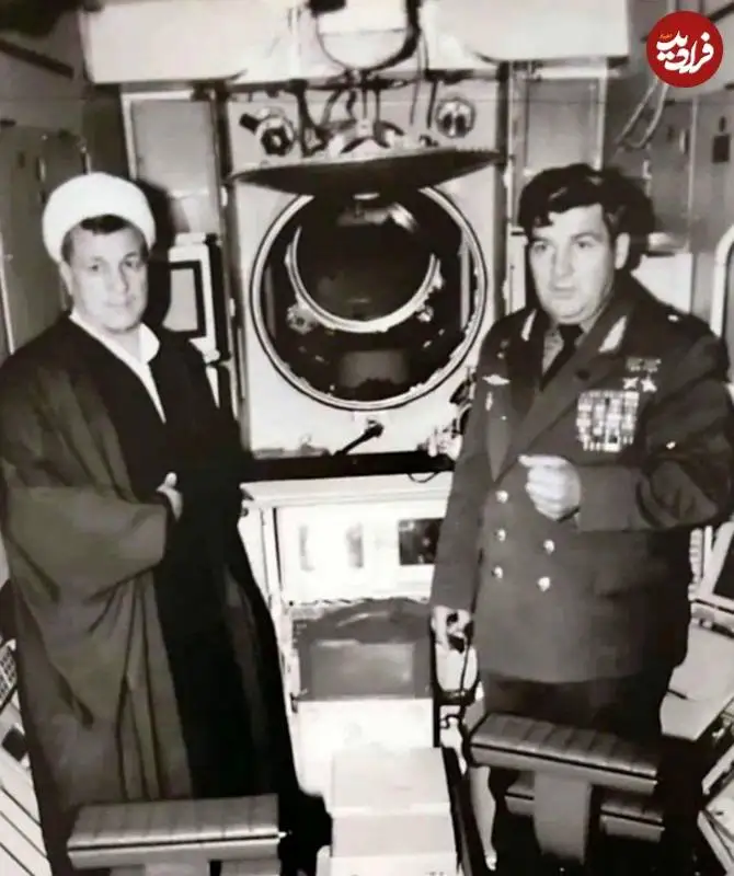 عکس؛ سفر به تاریخ؛ «هاشمی رفسنجانی» در کنار «سفینۀ فضایی»؛ سال 1368