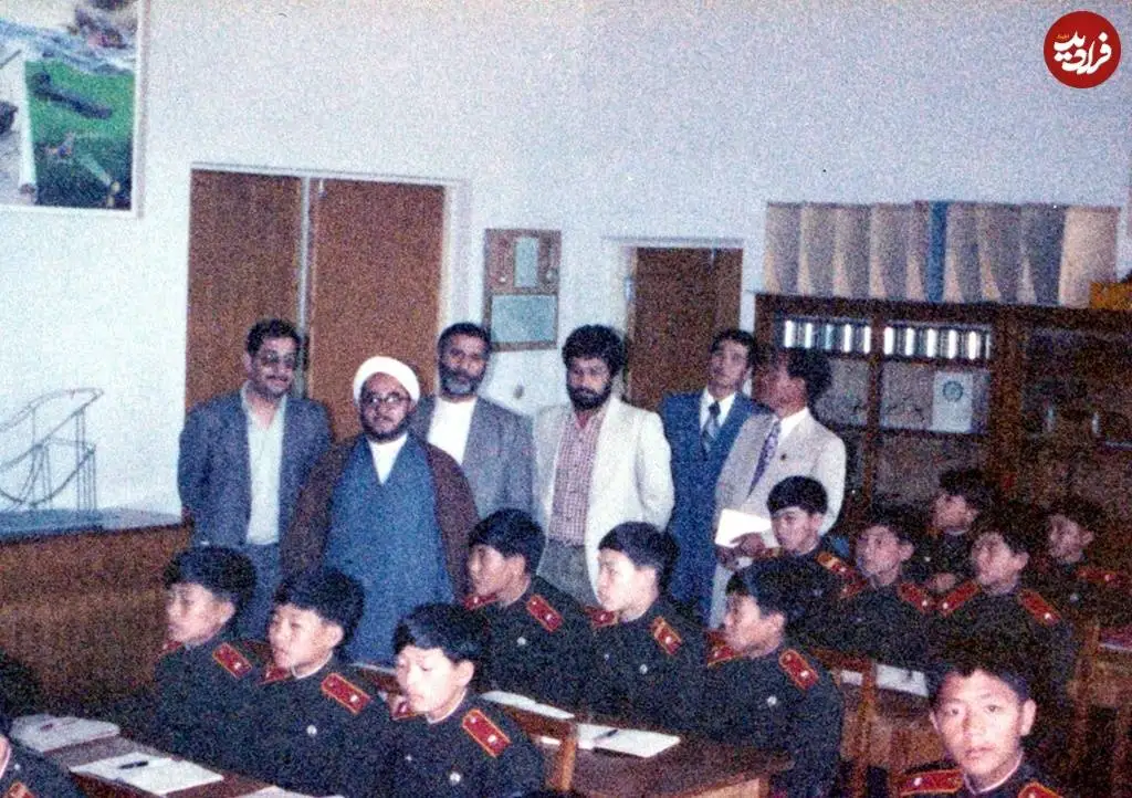 عکس؛ سفر در زمان؛ «محمدصادق خلخالی در یک مدرسه نظامی در کره شمالی»؛ دهه 60