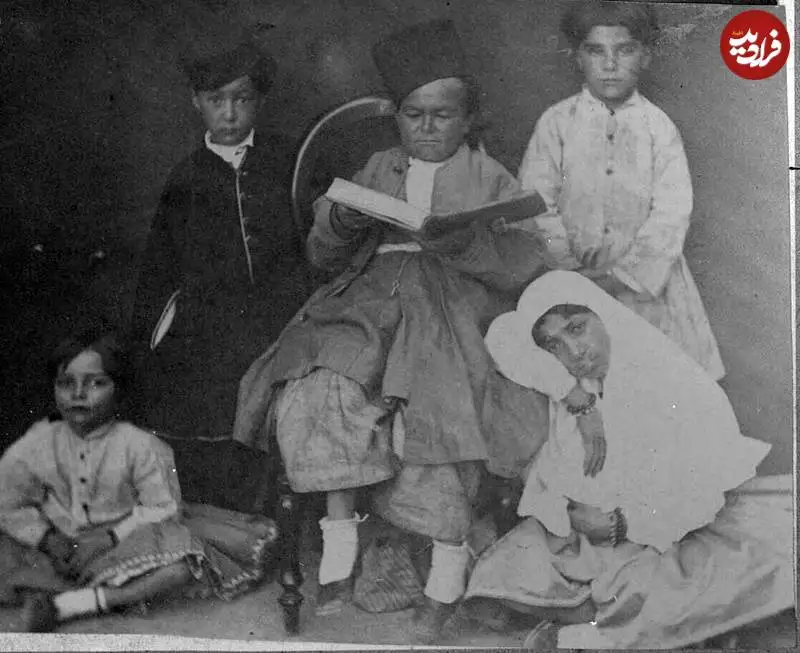 عکس؛ سفر به تاریخ؛ کودکان دربار ناصرالدین شاه در کنار «خواجۀ کتابخوان»