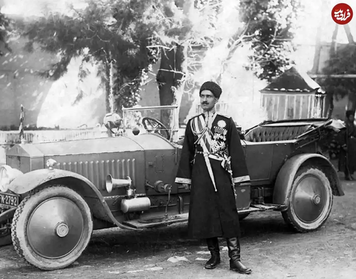 عکس؛ سفر در زمان؛ «رضاخان» با لباس رسمی در کنار خودروی رولزرویس؛ سال 1299