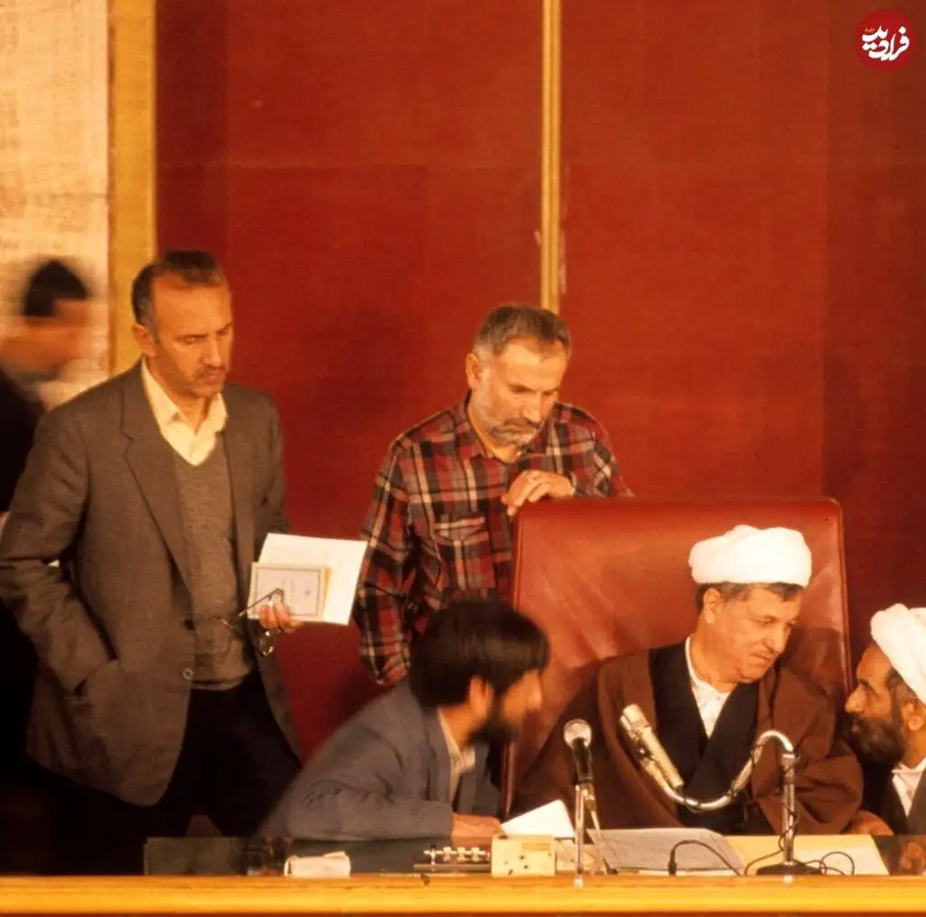 عکس؛ سفر در زمان؛ «هاشمی رفسنجانی، پشت صندلی ریاست مجلس»؛ سال 67