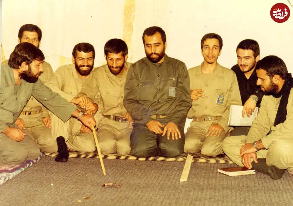 عکس؛ سفر در زمان؛ «سرلشکر باقری» در یک جلسه نظامی در زمان جنگ؛ دهه 60