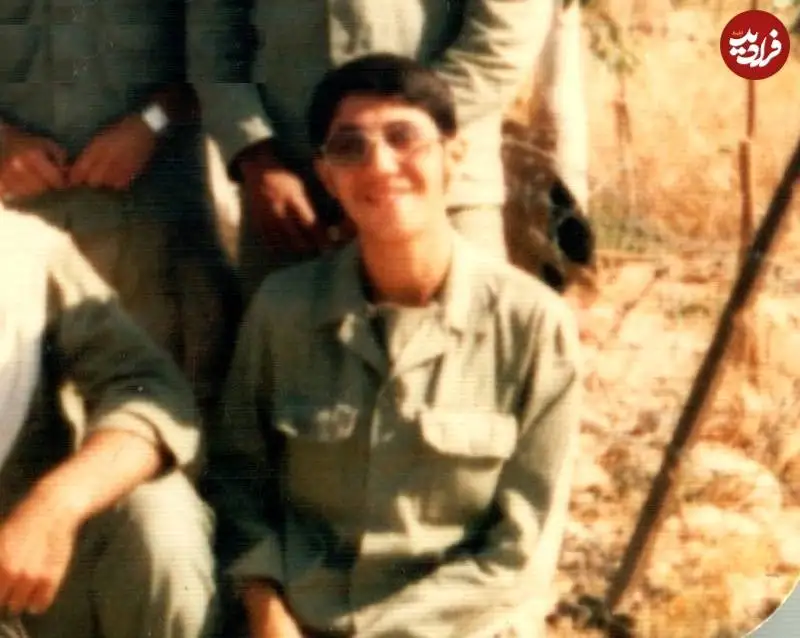 عکس؛ سفر به تاریخ؛ چهرۀ «سید مجتبی خامنه ای» در نوجوانی با لباس بسیج در جبهه