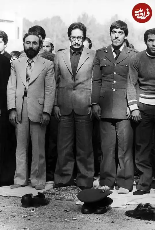 عکس؛ سفر به تاریخ؛ «بنی صدر» در صف اول نماز جمعه تهران؛ سال 1359