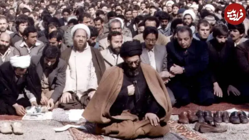 عکس؛ سفر به تاریخ؛ «بنی صدر» در صف اول نماز جمعه تهران؛ سال 1359