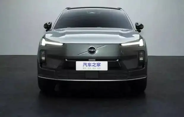 تصاویر؛ معرفی ولوو xc70 مدل 2025؛ ترکیبی از قدرت، زیبایی و کارایی در یک شاسی بلند لوکس