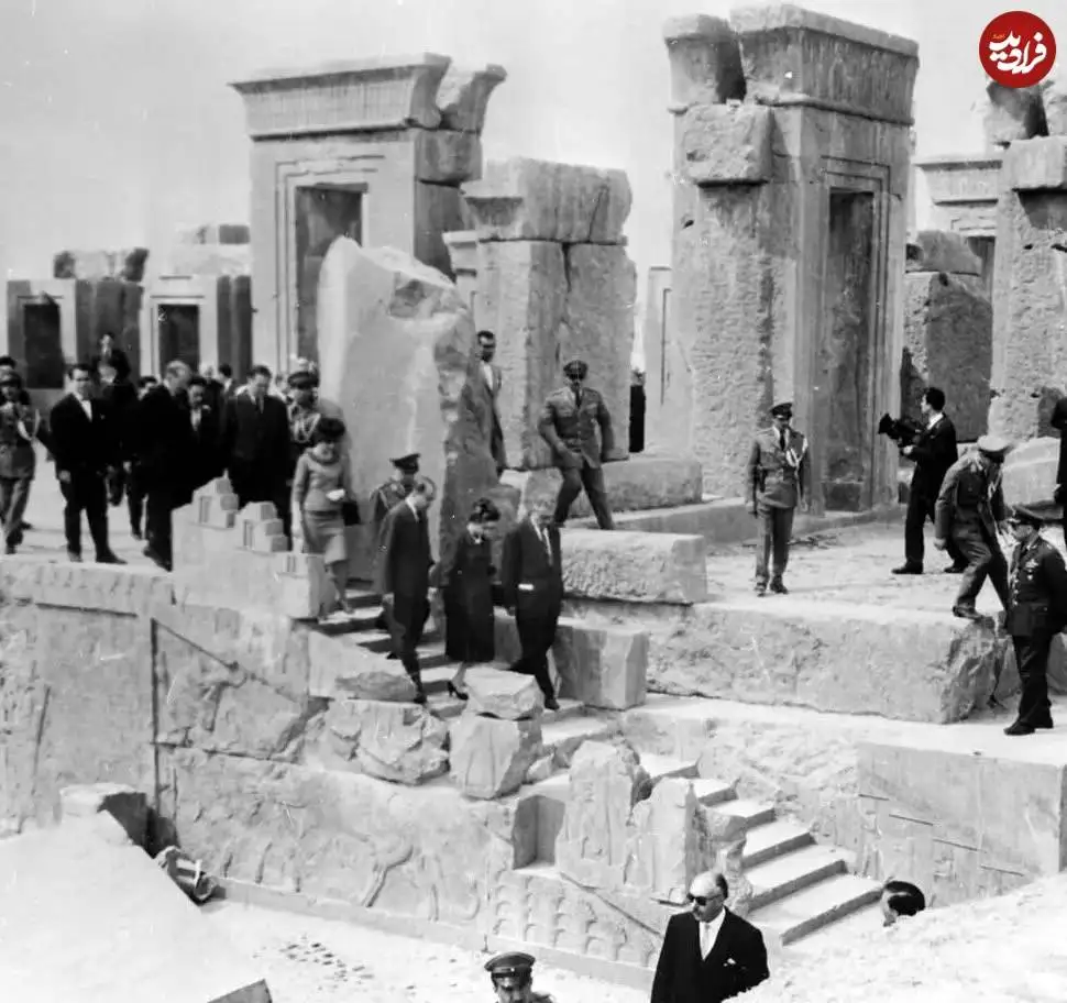 تصاویر؛ سفر در زمان؛ «بازدید ملکه انگلیس از تخت جمشید»؛ سال 1339