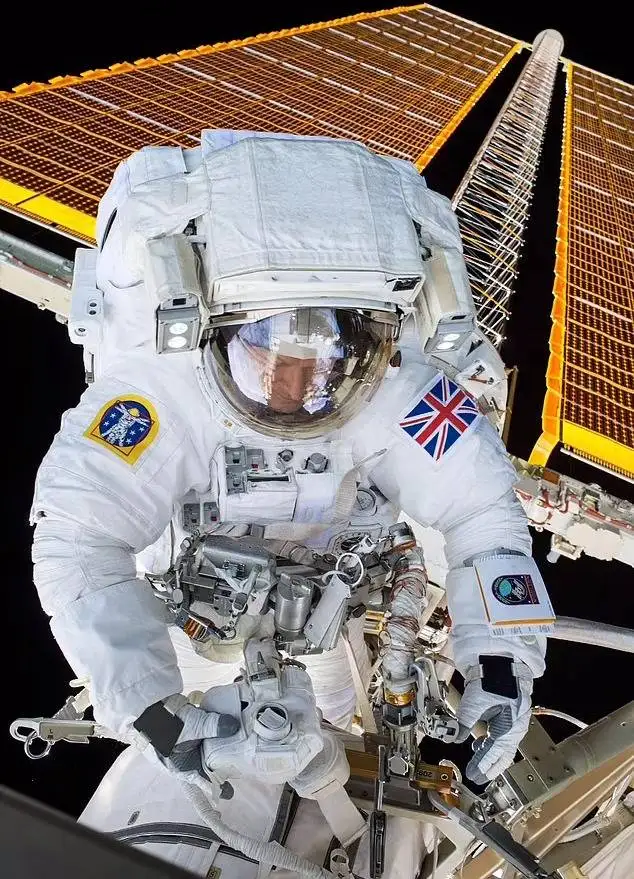 موجودات فضایی واقعاً وجود دارند؟ پاسخ یک فضانورد بریتانیایی به راز حیات فرازمینی