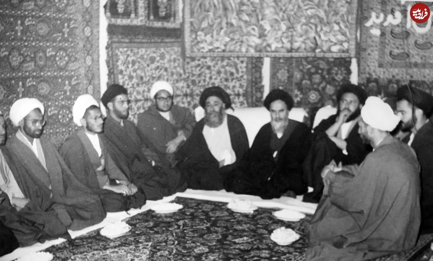 عکس؛ سفر در زمان؛ «محمدصادق خلخالی در کنار امام خمینی»؛ سال 1343