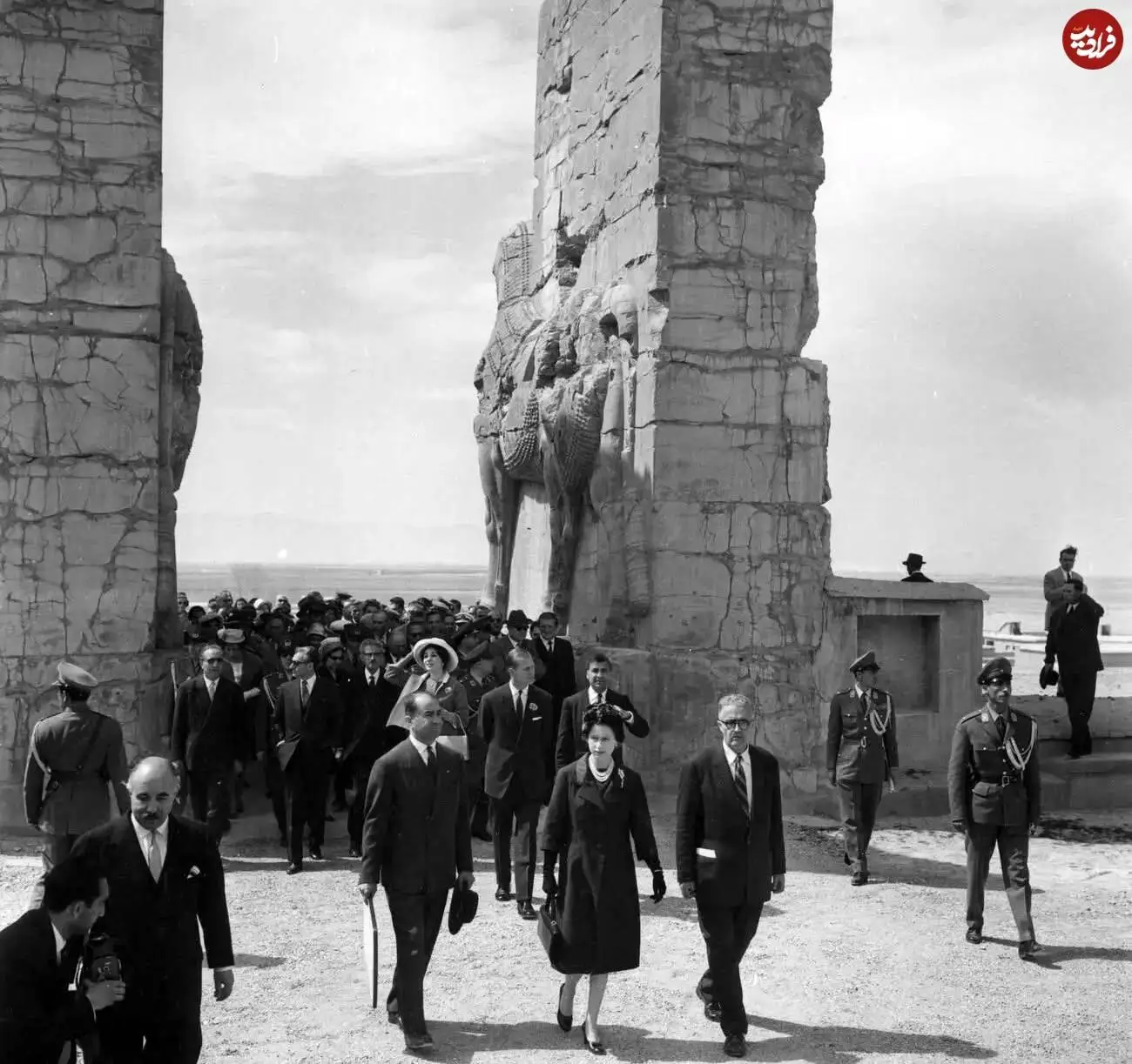 تصاویر؛ سفر در زمان؛ «بازدید ملکه انگلیس از تخت جمشید»؛ سال 1339