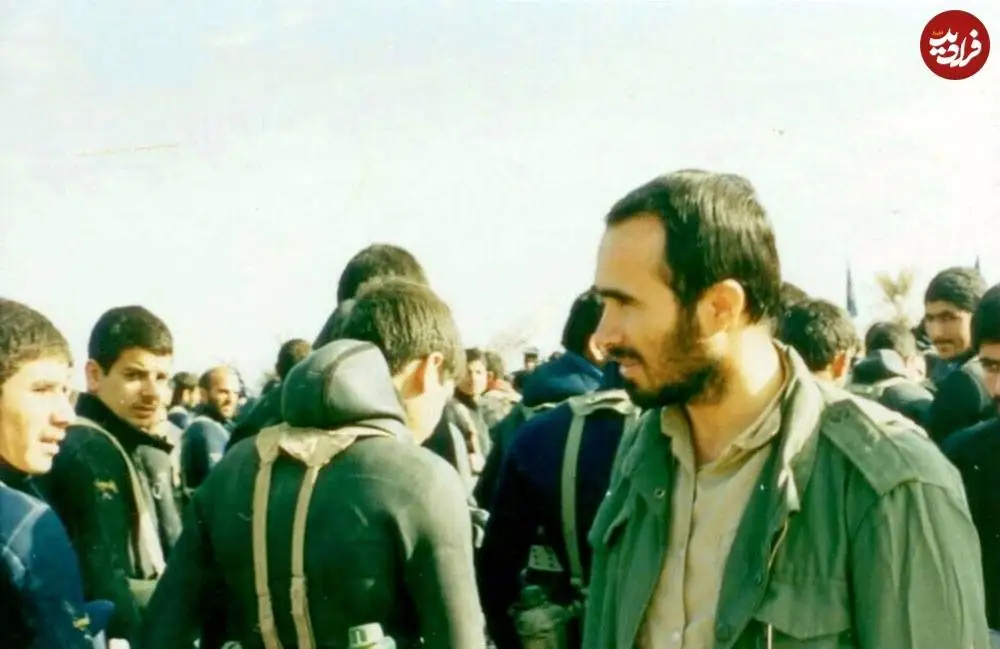 عکس؛ سفر در زمان؛ «حسین خرازی در میان گروهان غواصان» در جبهه؛ دهه 60 