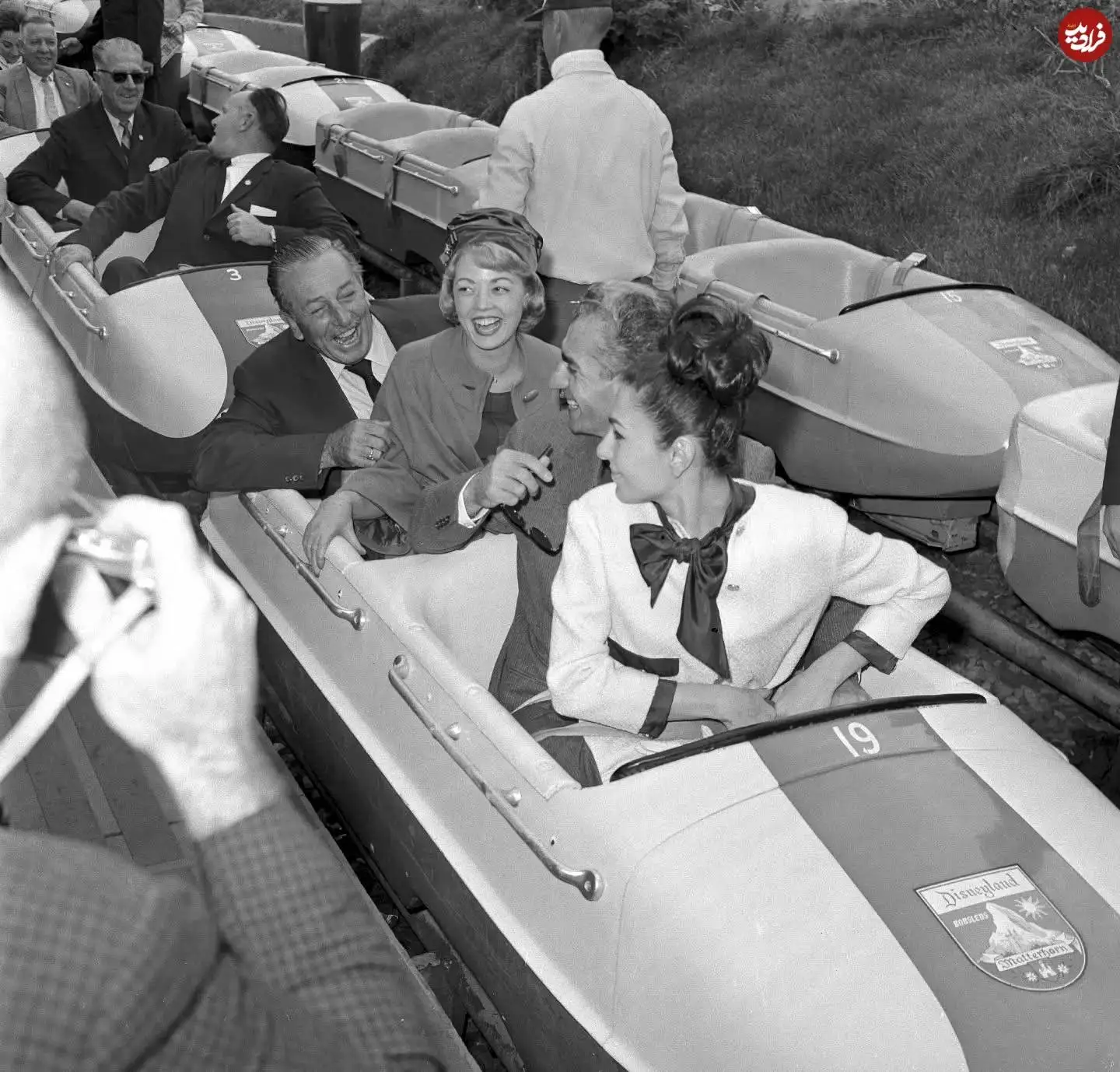 عکس؛ سفر در زمان؛ خوشگذرانی «محمدرضا پهلوی و همسر سوم اش» در دیزنی لند؛ سال 41