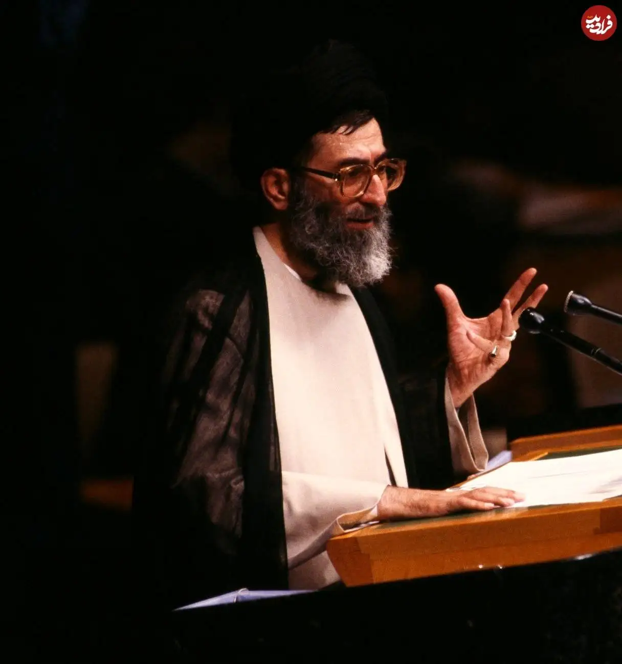 عکس؛ سفر در زمان؛ «رهبر انقلاب در حال سخنرانی در نیویورک»؛ سال 1366