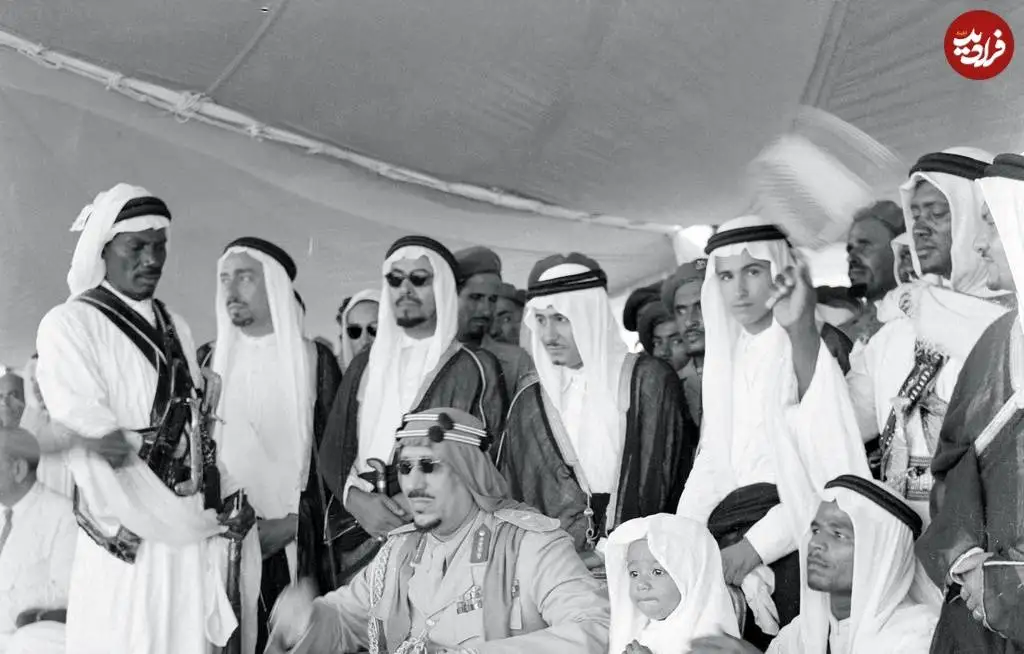 عکس؛ سفر در زمان؛ «ملک سعود، پادشاه عربستان در میان اقوام و محافظین»؛ سال 1333