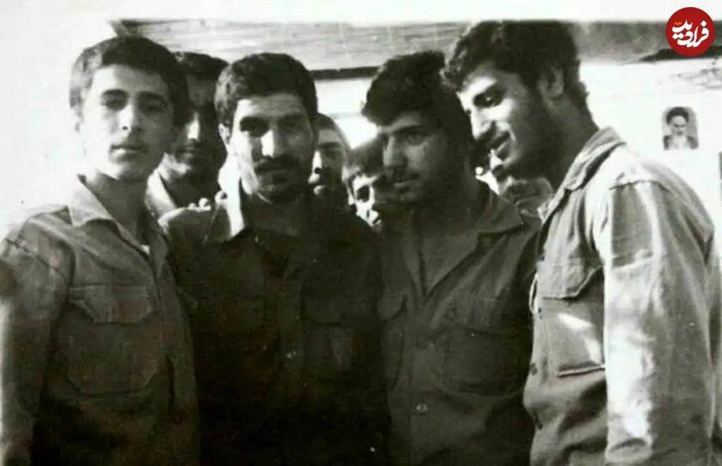 عکس؛ سفر در زمان؛ «عکس یادگاری رزمنده ها با صادق آهنگران» در جبهه مهران؛ سال 62