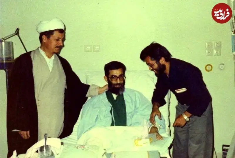 عکس؛ سفر به تاریخ؛ عیادت «هاشمی رفسنجانی» از «رهبر انقلاب» در بیمارستان؛ 1360