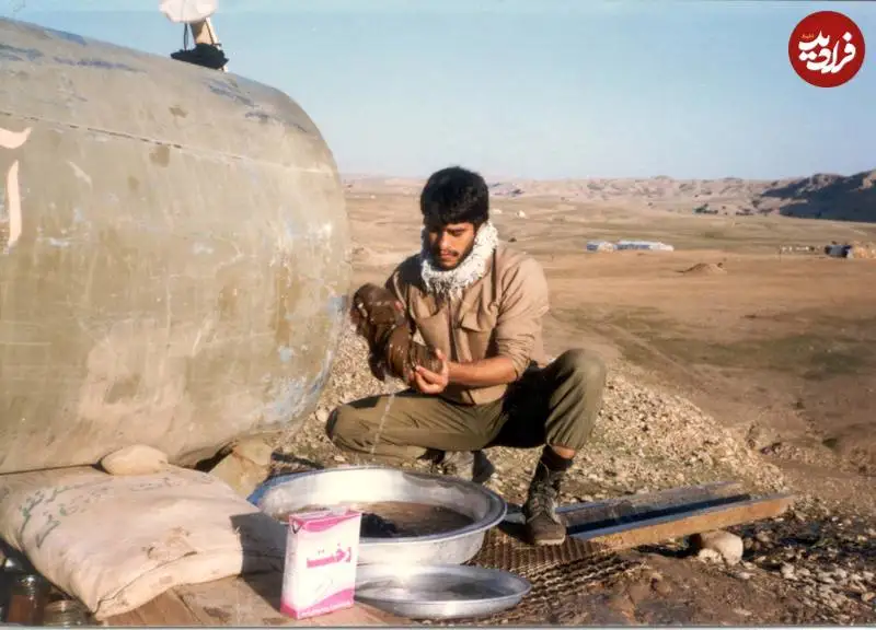 عکس؛ سفر به تاریخ؛ لباس شستن «امیر حاج امینی» در جبهه؛ شهیدی که تصویر شهادتش ابدی شد