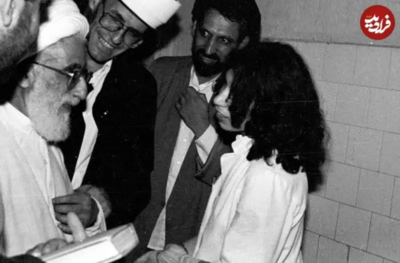 عکس؛ سفر به تاریخ؛ گفتگوی «آیت الله جنتی» با دختر اروپایی؛ سال 1371