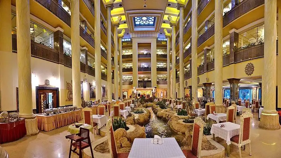 سرو غذا در رستوران لوکس هتل داریوش کیش