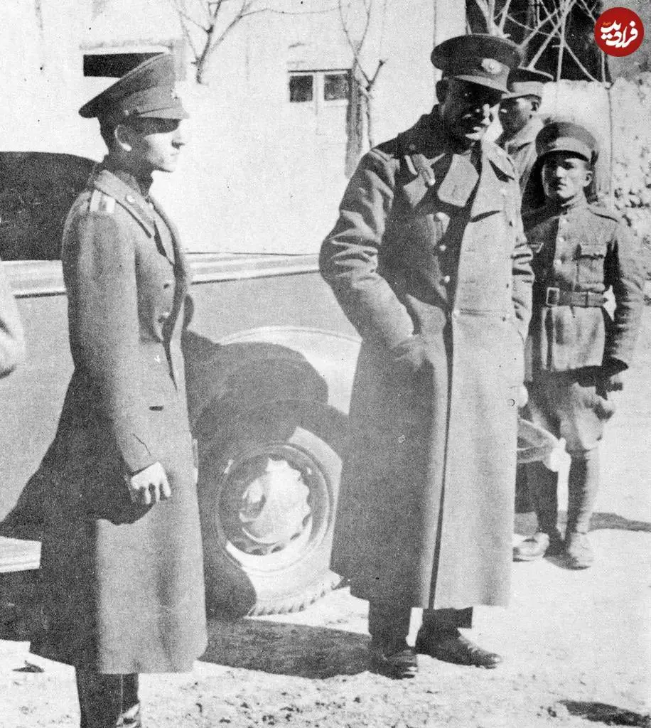 عکس؛ سفر در زمان؛ «رضاخان و محمدرضا پهلوی در حاشیه یکی از سفرها»؛ دهه 1310