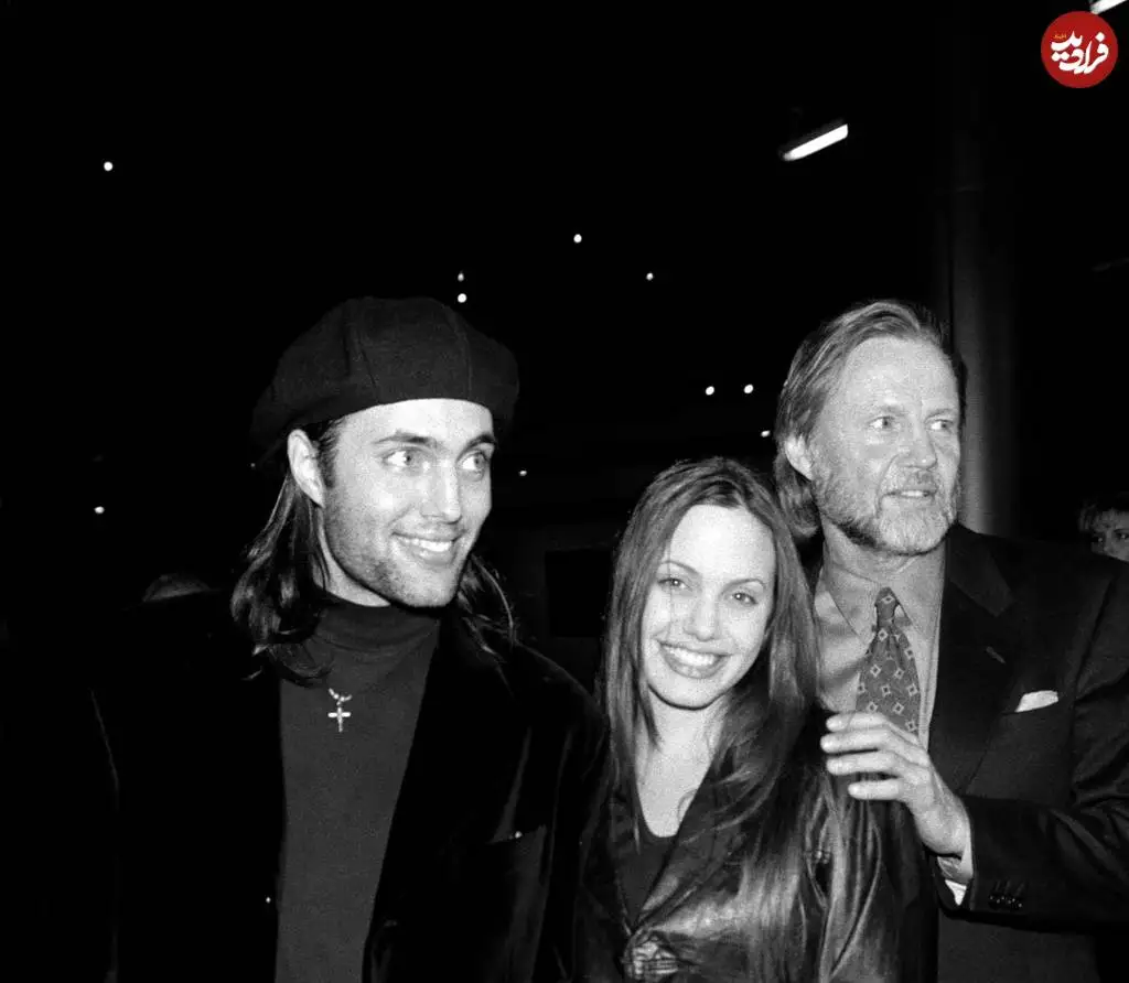 عکس؛ سفر در زمان؛ «آنجلینا جولیِ 19 ساله در کنار پدر و برادرش»؛ سال 1372