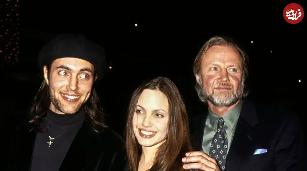 عکس؛ سفر در زمان؛ «آنجلینا جولیِ 19 ساله در کنار پدر و برادرش»؛ سال 1372