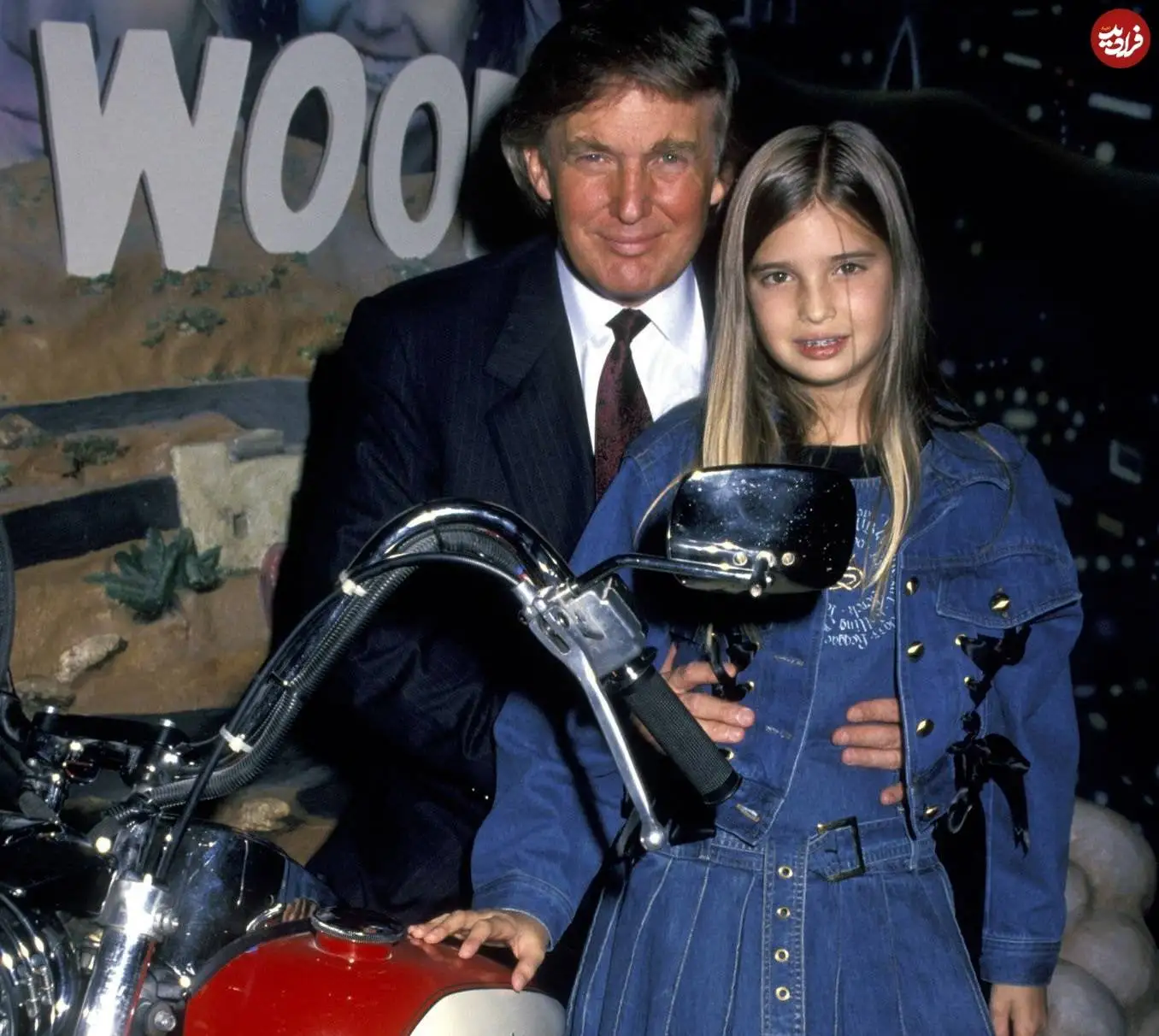 عکس؛ سفر در زمان؛ «ایوانکا ترامپ در 12 سالگی در کنار پدر و مادرش»؛ سال 1372