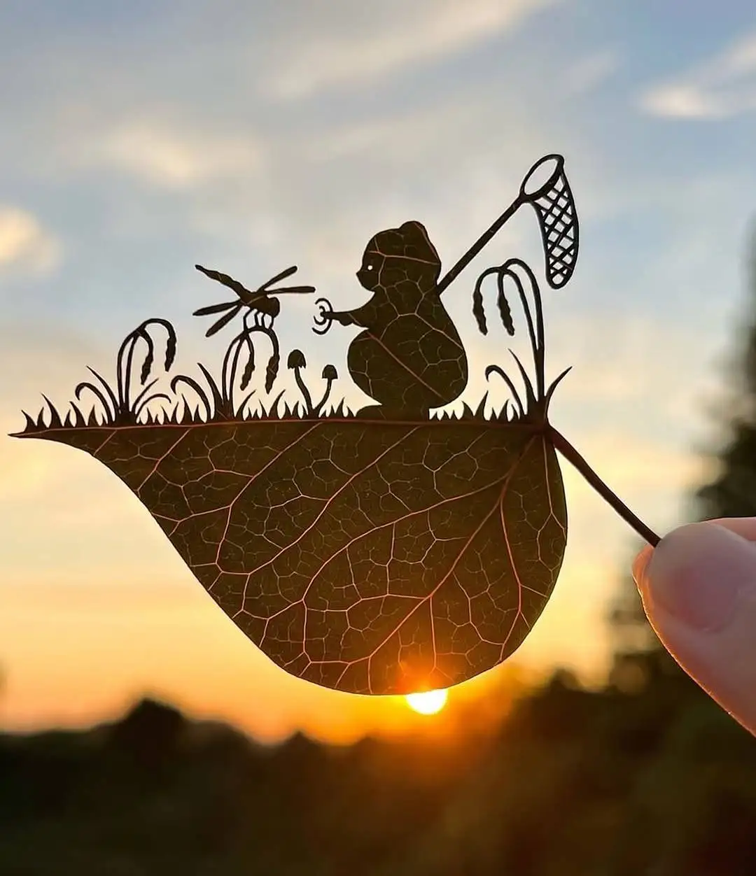 تصاویری زیبا و حیرت آور از هنرنمایی روی برگ درختان