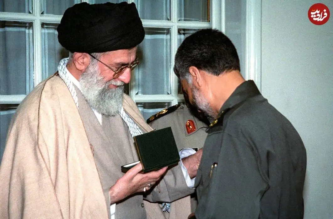 عکس؛ سفر در زمان؛ «رهبر انقلاب در حال اعطای درجه به سردار سلیمانی»؛ دهه 70