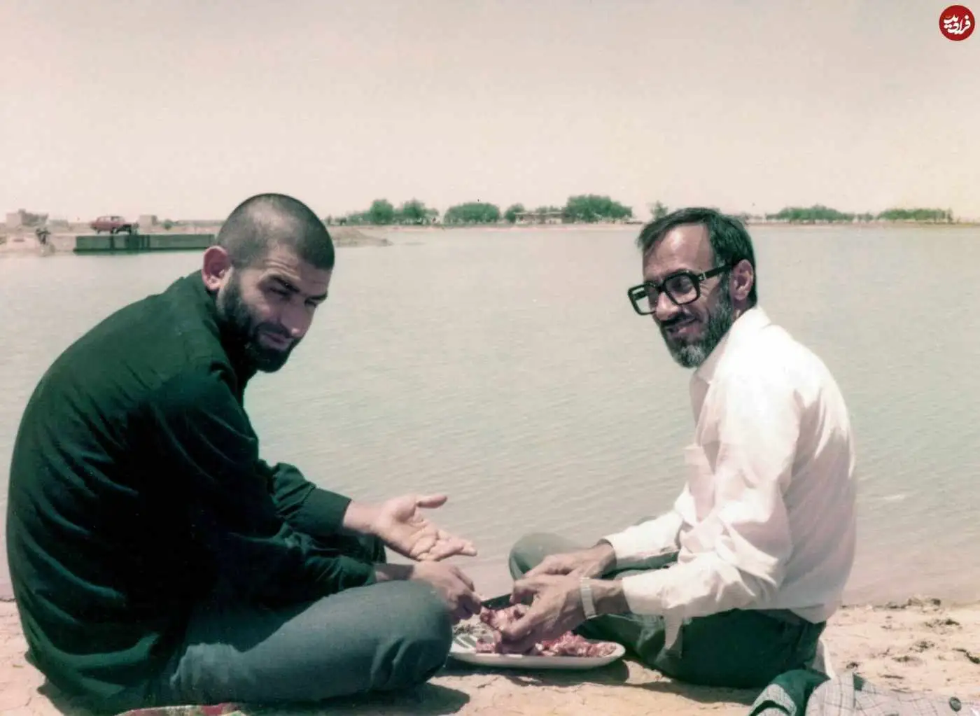 عکس؛ سفر در زمان؛ تفرج «شهید عباس بابایی» و نزدیکان کنار یک رودخانه؛ دهه 60