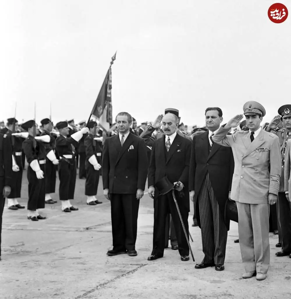 عکس؛ سفر در زمان؛ «محمدرضا پهلوی در فرودگاه بورگه فرانسه»؛ سال 1327