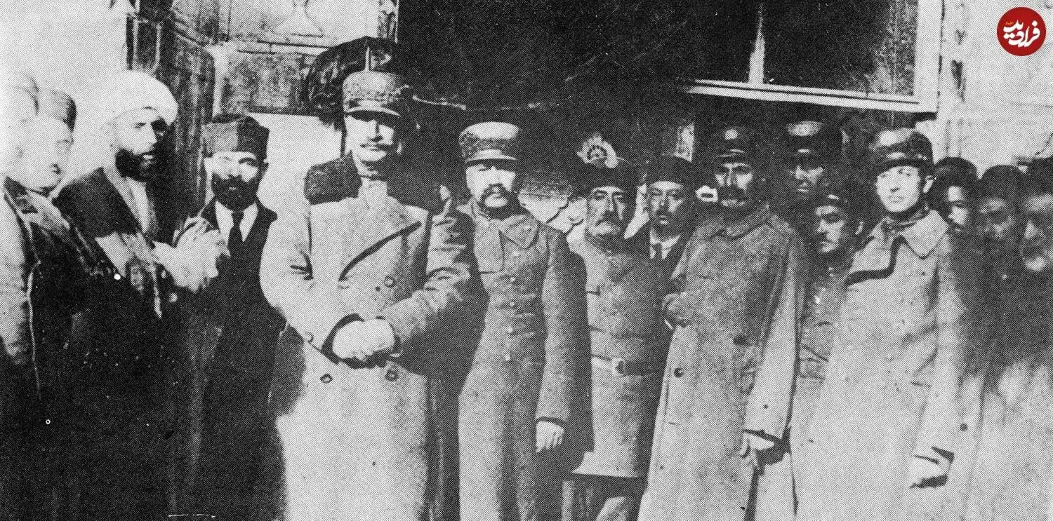 عکس؛ سفر در زمان؛ «رضاخان و همراهان اش در حرم امام رضا»؛ سال 1314