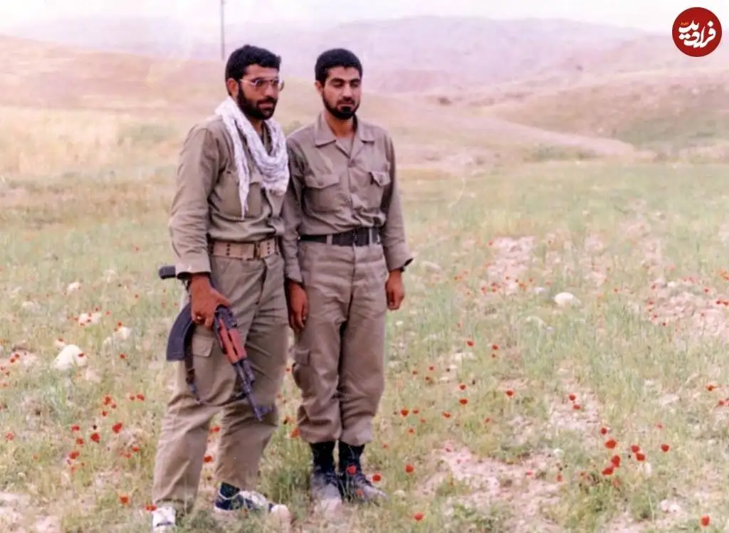 تصاویر؛ سفر در زمان؛ «سردار سلیمانی در کنار همرزمان اش در یک گلزار در جبهه»؛ دهه 60