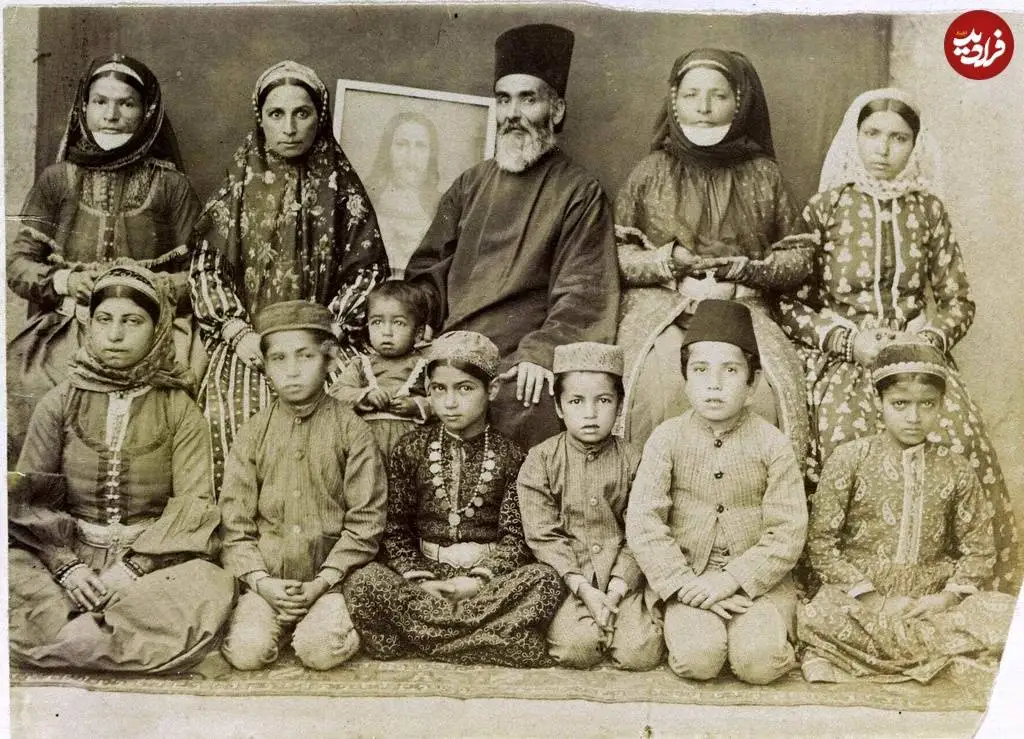 تصاویر؛ سفر به عصر قاجار؛ از «مظفرالدین شاه و صندلی چوبی» تا «خانوادۀ ارمنی و نقاشی عیسی مسیح»