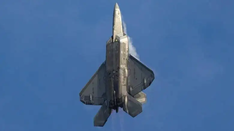 عکس؛ جنگنده ای که زیادی قدرتمند بود و کنار گذاشته شد!