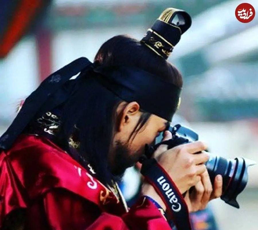 عکس؛ سفر در زمان؛ «جومونگ» در حال عکاسی کردن در پشت صحنه؛ سال 1384