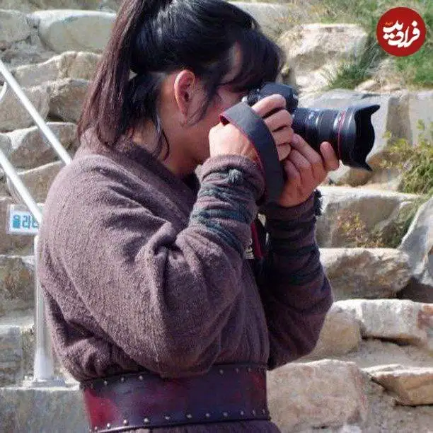 عکس؛ سفر در زمان؛ «جومونگ» در حال عکاسی کردن در پشت صحنه؛ سال 1384