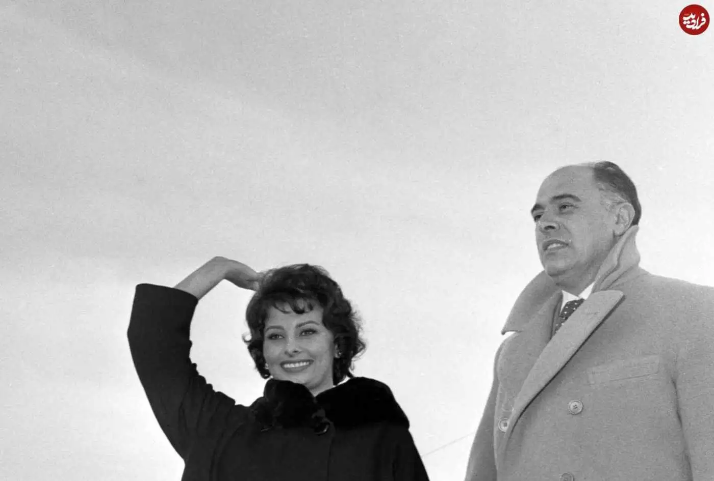 عکس؛ سفر در زمان؛ «سوفیا لورن 23 ساله در کنار همسرش»؛ سال 1336