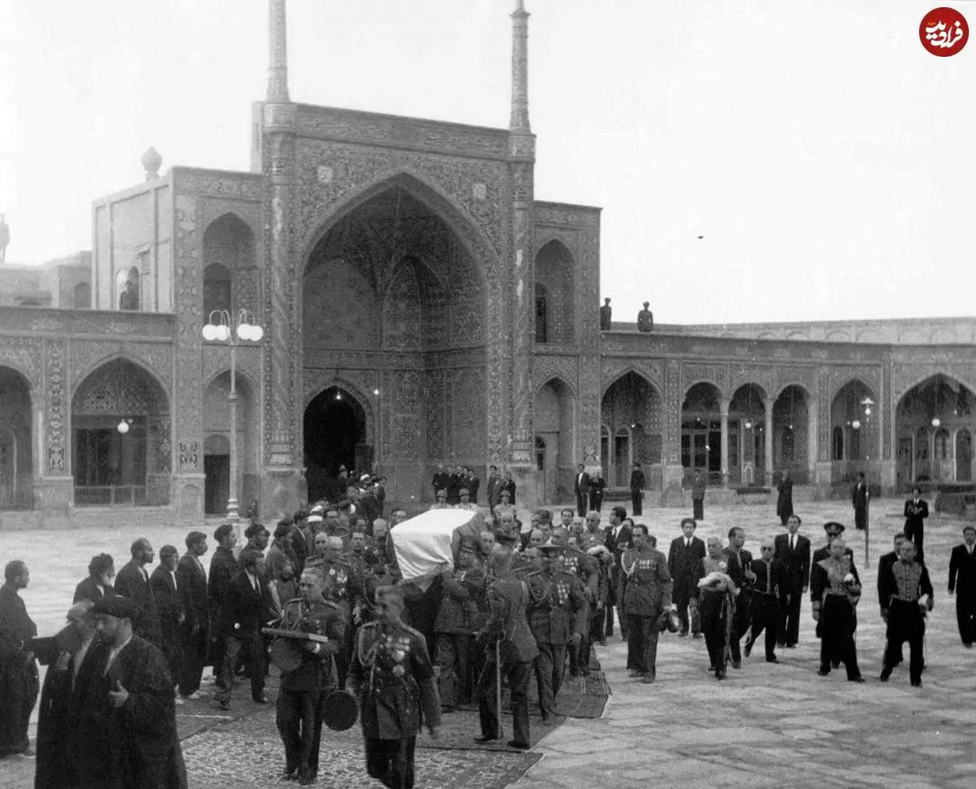 عکس؛ سفر در زمان؛ مراسم تشییع «رضاخان» در قم؛ سال 1323