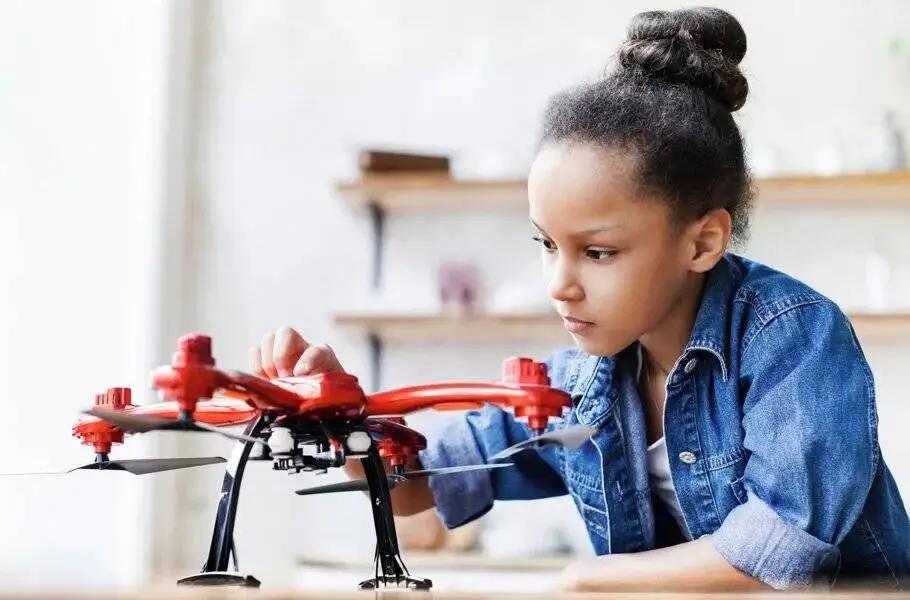 در روسیه کار با پهپاد را در مدرسه یاد می گیرند!